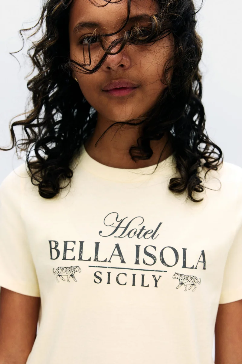 اتش اند ام تي-شيرت مزين بطبعة